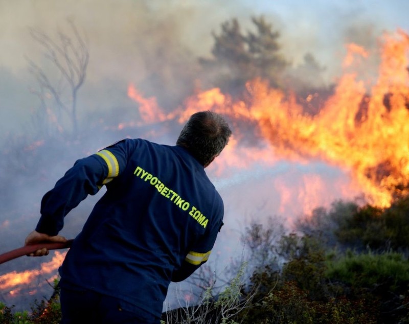 Grecia arde: incendii pe Rodos, Corfu, Evia, lângă Atena și în Peloponez. „A fost panică. Autoritățile au fost copleșite”