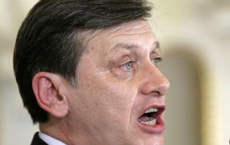 Crin Antonescu, atac la Băsescu: „Comunicarea este un pic provincială şi nepotrivită”