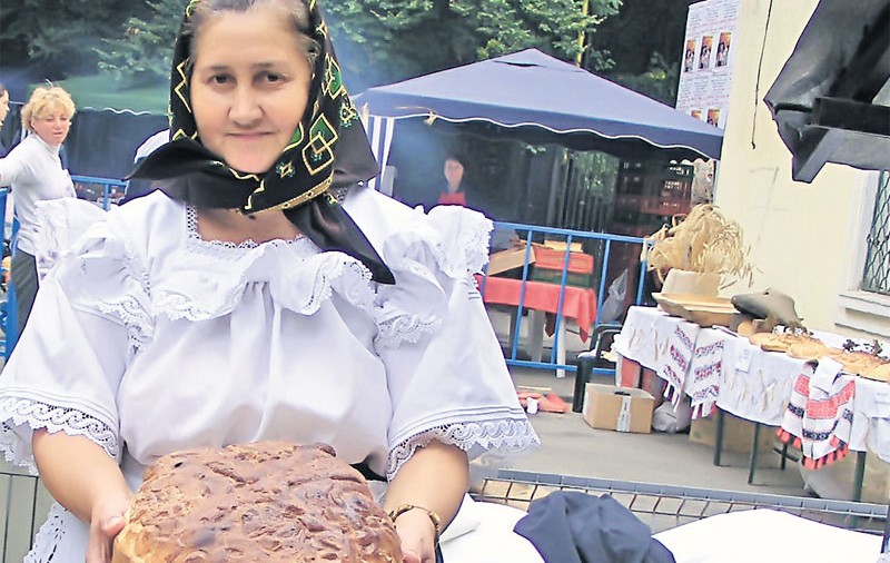 Poftiţi la bunătăţi! La Târgul Ţăranului, gospodinele vă vor îmbia cu pâine de casă aburindă