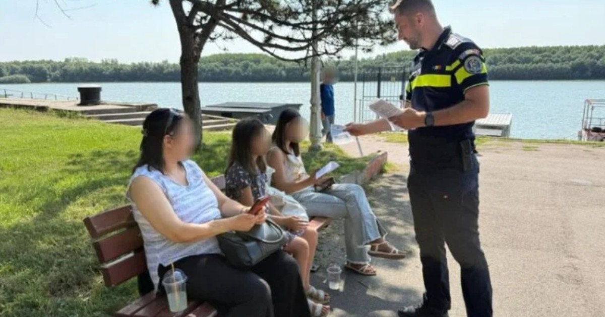 Un polițist din Brăila în timpul acțiunii de prevenire a înecului pe Dunăre