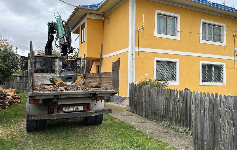 Camion cu lemn fără acte, depistat de activiștii de mediu în curtea unui post de poliție din Suceava