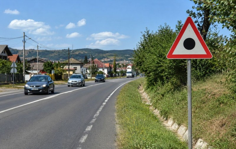 Indicatorul rutier care le dă bătăi de cap șoferilor români, deși nu este foarte nou. Ce indică semnul cu „punct negru”