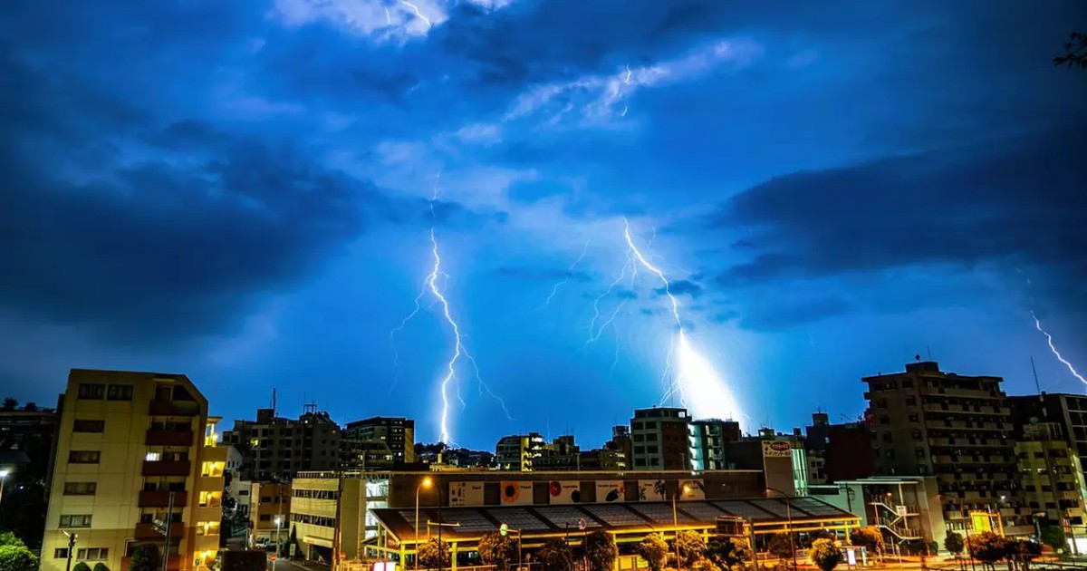 VIDEO Furtuni violente și ploi de până la 60 l/mp. Harta zonelor afectate de fenomene meteo extreme