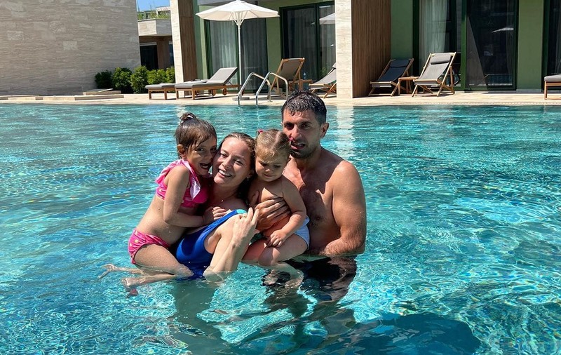 Laura Cosoi, în costum de baie după ce a născut a treia oară. Toți au fost surprinși să vadă cum arată vedeta acum