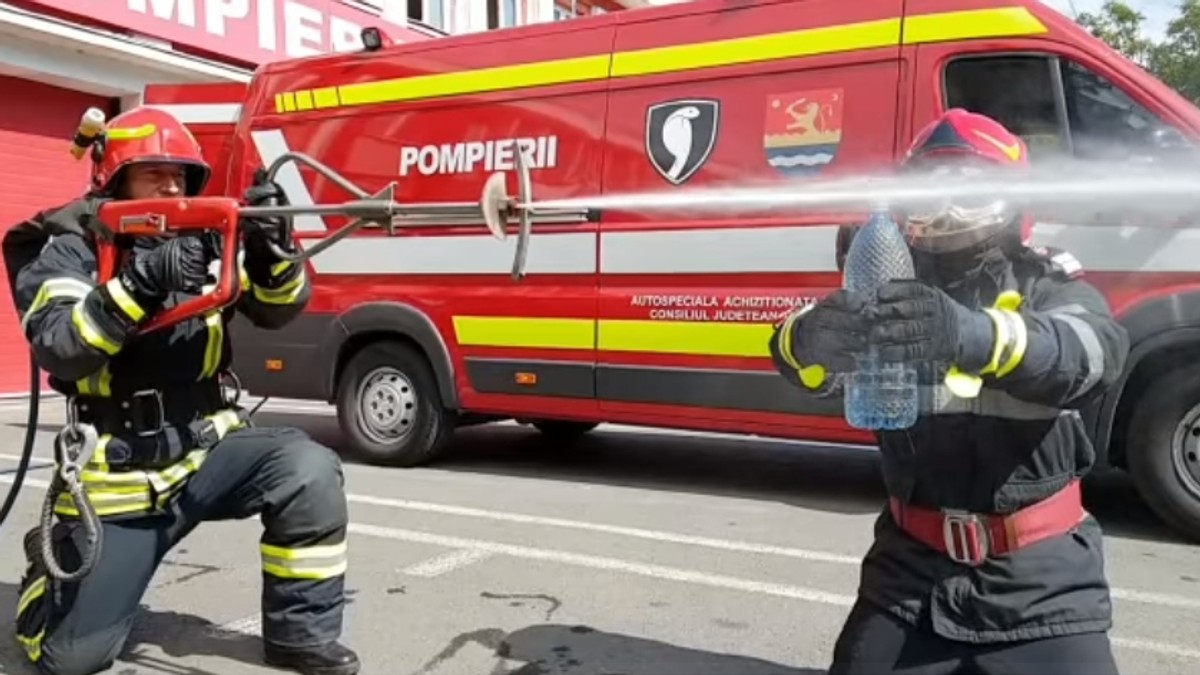 Pompierii români se întrec în demonstrații cu provocarea #bottlecapchallenge. Cum deschid salvatorii sticle cu motocicleta, cu drujbe și furtune!