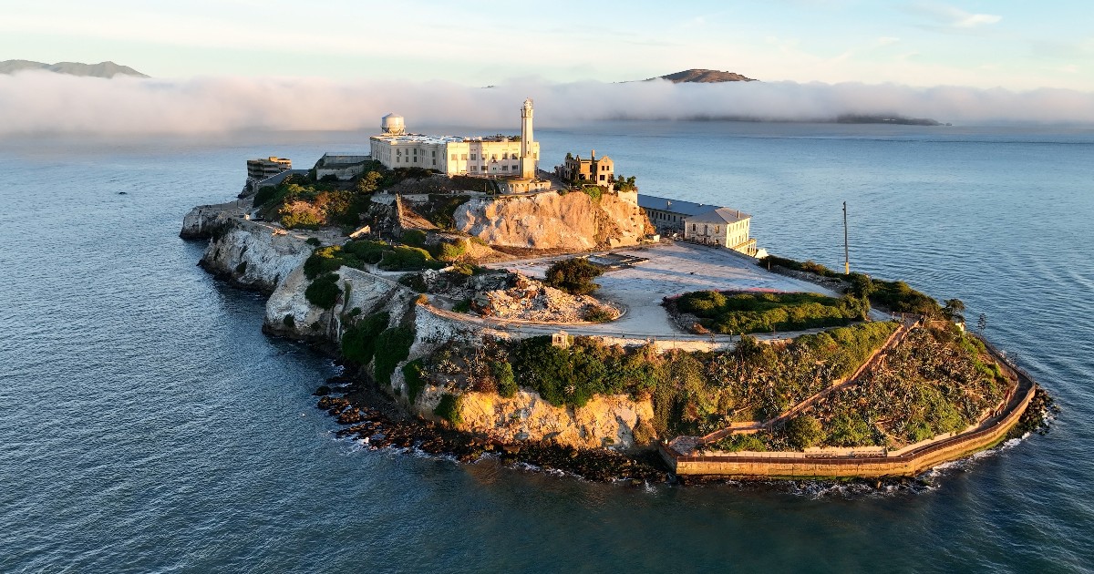 Imaginea prezintă o vedere aeriană a insulei Alcatraz din Golful San Francisco.
