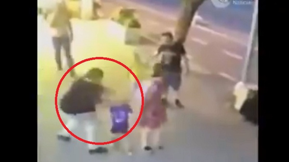 O femeie a atacat cu un cuțit un copil de trei ani, pe stradă