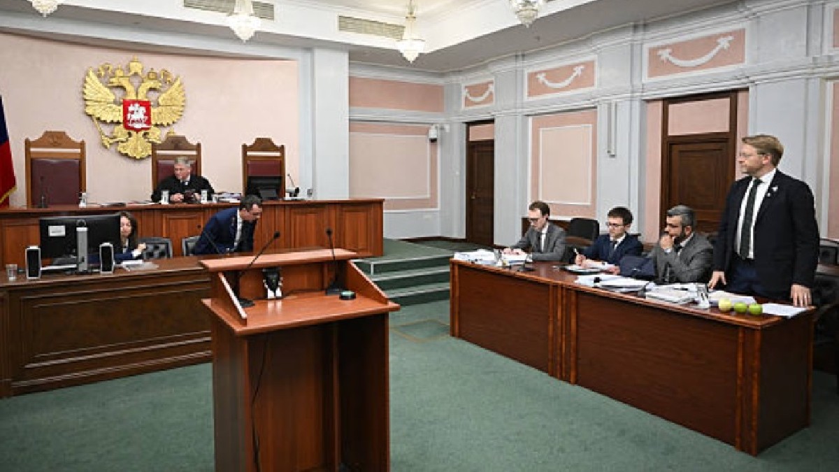 Nikolai Rîbakov (dreapta), liderul partidului liberal rus Iabloko, participă la o ședință a Curții Supreme privind un proces intentat de un partid naționalist pro-Kremlin, care solicită interzicerea participării candidaților Iabloko la alegerile parlamentare din luna septembrie