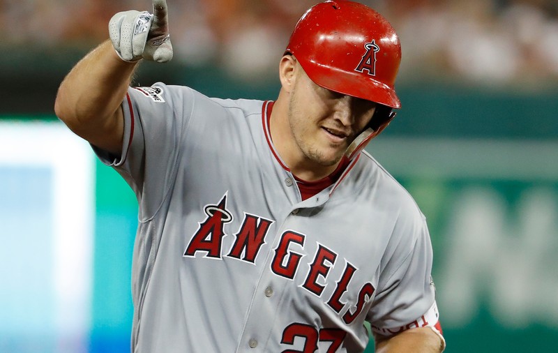 Jucătorul de baseball Mike Trout a semnat cel mai mare contract din istoria sportului: 430.000.000 $ pe 12 ani, adică 100.000 $ pe zi