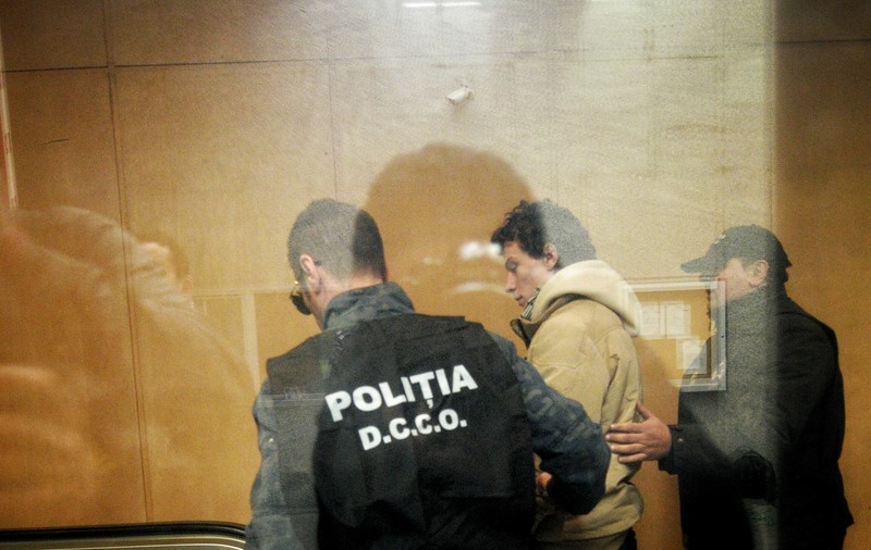 Doi bărbați din Dâmbovița, reținuți pentru trafic de minori, după ce au pus o tânără de 17 ani să se prostitueze