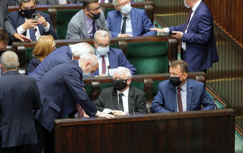 Guvernul Poloniei câștigă în mod dramatic un prim vot pe legea media criticată în țară și la Washington