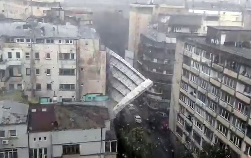 VIDEO/ Momentul în care o schelă se prăbușește pe Știrbei Vodă, din cauza vântului. Pericol și la Universitate, din cauza unei schele desprinse