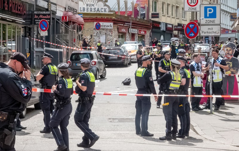 Mama bărbatului care a fost împușcat la Hamburg, după ce a atacat oamenii cu un topor: „A fost corect, însă judecătorul și psihiatrul au greșit că l-au lăsat liber”
