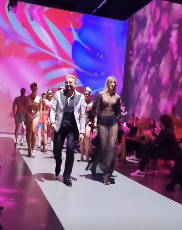 Imagini cu Gabriela Prisăcariu într-o rochie transparentă, fără sutien. Ce părere are Dani Oțil: „Când Cătălin Botezatu mă prinde, mă dezbracă”