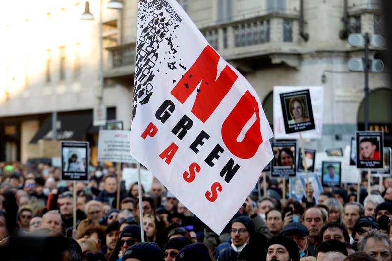 „Nu vaccinării” și „Nu certificatului verde” au fost principalele mesaje pe care le-au afișat protestatarii în Italia Foto: Epa