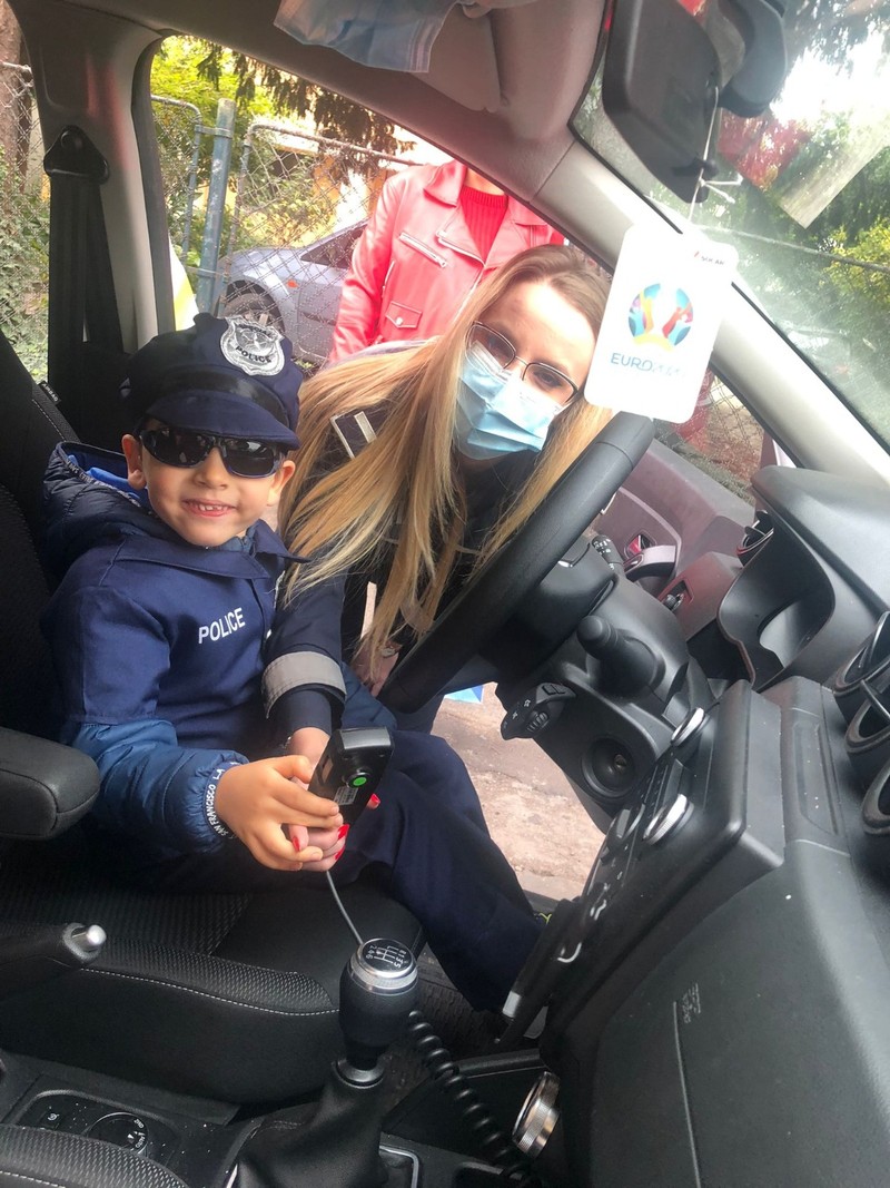 Ștefan visează să conducă o mașină de poliție adevărată