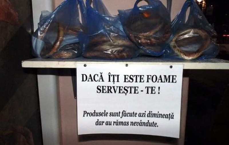 Proprietarul unei patiserii din Brăila lasă seara pungi cu produse în faţa magazinului: „Dacă îţi este foame, servește-te!”