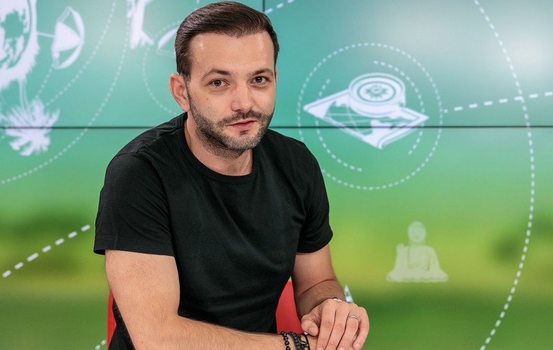 VIDEO/ Speriat de TV, deși e de 13 ani pe sticlă! Mihai Morar preferă radioul, pentru că acolo nu-l vede nimeni