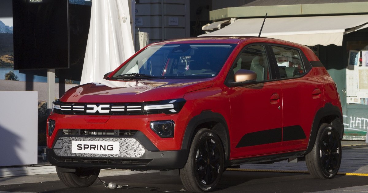 O mașină Dacia Spring portocalie la Salonul Auto de la Torino 2024