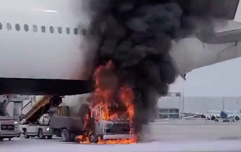 O camionetă a luat foc sub un avion plin cu pasageri, care tocmai aterizase pe aeroportul din Montreal