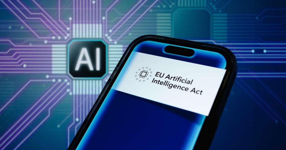 Ecranul lui smartphone pe care apare scris „EU Artificial Intelligence Act”.