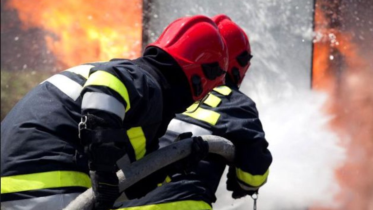 Incendiu violent într-un bloc din Buzău