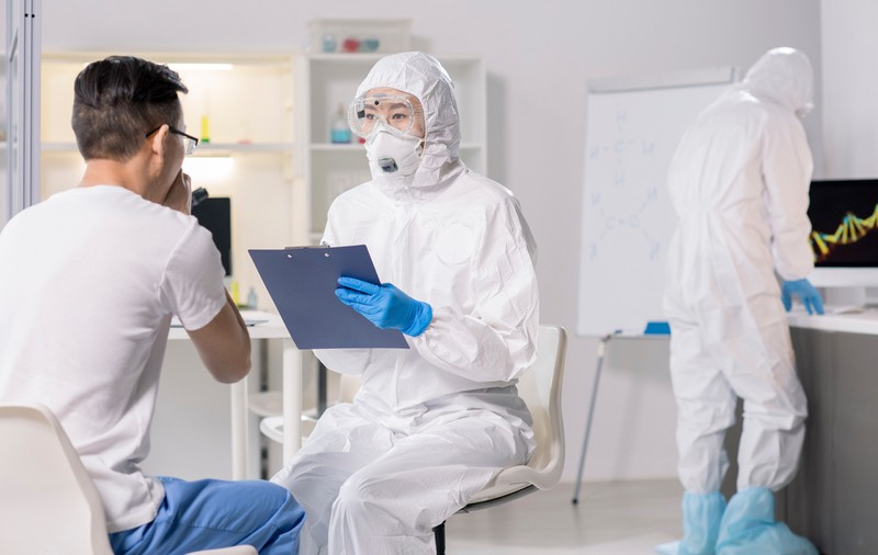 Cum îți dai seama dacă ai gripă sau COVID-19. Ce simptome are gripa sezonieră față de virusul pandemic