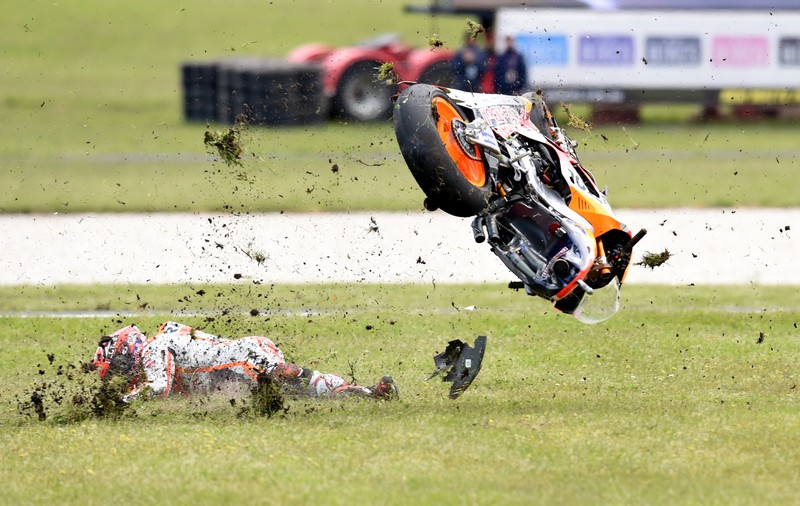 Campionul mondial Marc Marquez, cu roțile în sus în Australia! | FOTO