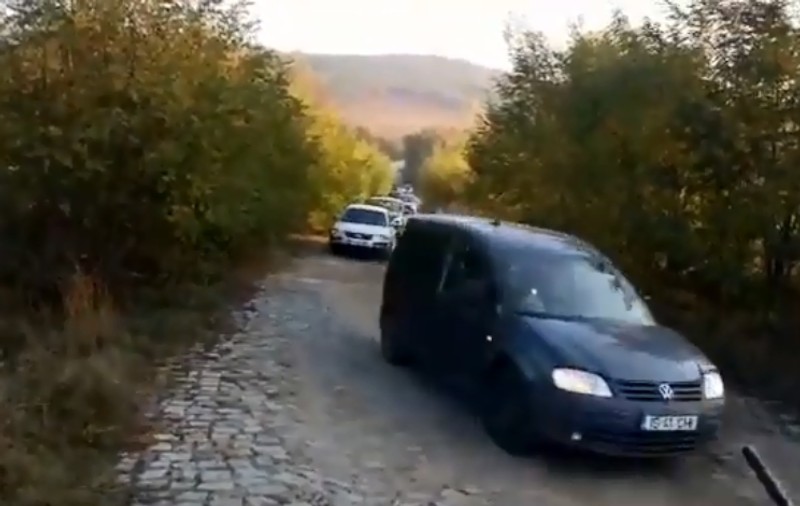 Protest la drumul mare, dar cu gropi. Șoferii exasperați și-au adus mașinile pe șoseaua dintre Iași și Huși