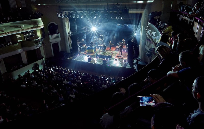 Rockerii ucraineni de la BoomBox au concertat în Teatrul Dramatic din Mariupol cu două zile înainte de invazia rusă: „Ne vom întoarce! Lupta continuă”