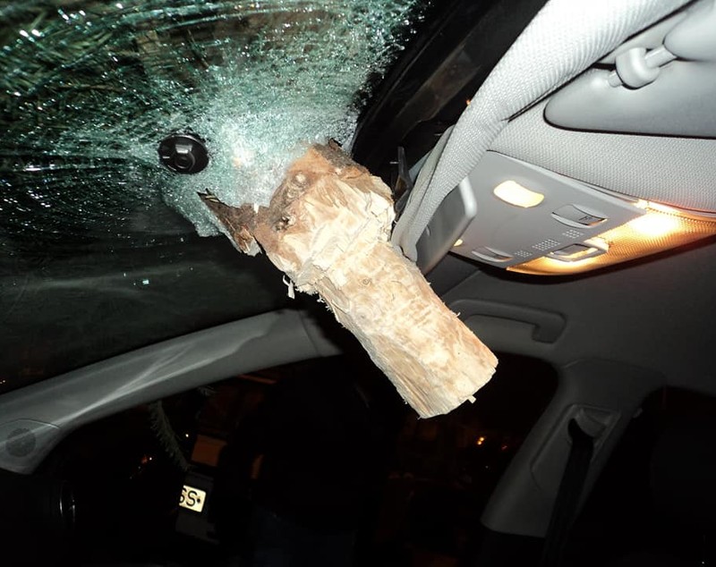 Incredibil ce a făcut un român cu un brad de la Crăciun. A distrus o mașină parcată | FOTO