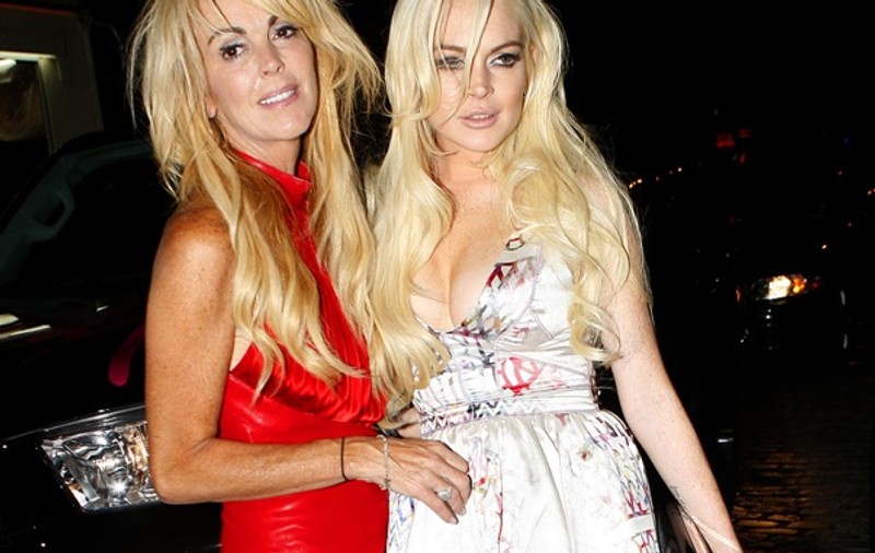 Nu poate sta departe de SCANDALURI! Actriţa Lindsay Lohan S-A BĂTUT CU MAMA EI!