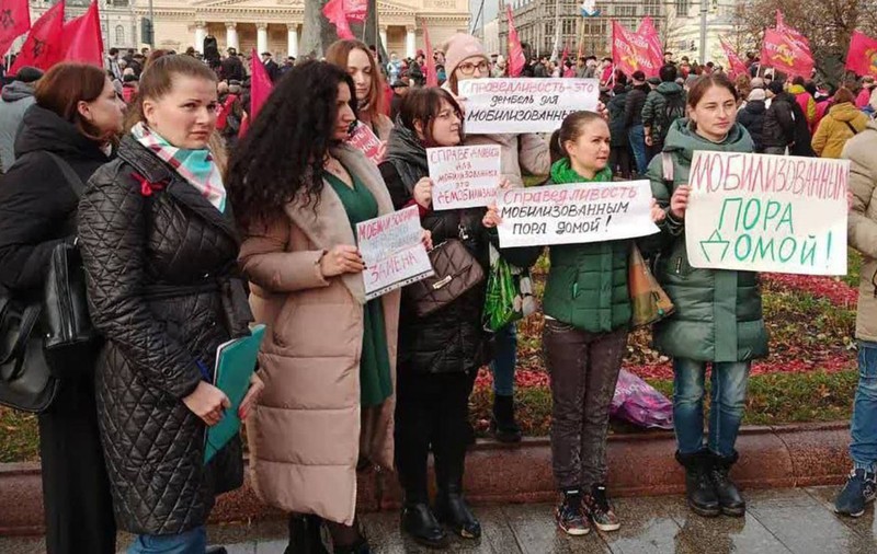 Soțiile și mamele unor soldați ruși mobilizați pe front fac apel la proteste în timpul paradei lui Putin: „Vrem o pace reală, nu cuvinte”