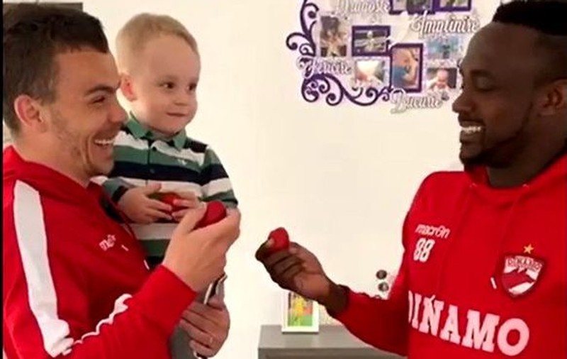 VIDEO/ Paștele internațional al dinamoviștilor. Un creștin ortodox, Dan Nistor, l-a invitat la el acasă pe unul catolic, nigerianul Simon Zenke, și au sărbătorit românește!