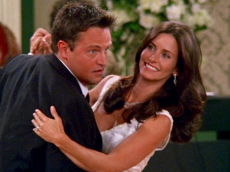Chandler (Matthew Perry) și Monica (Courteney Cox ), într-o secvență din serialul Friends