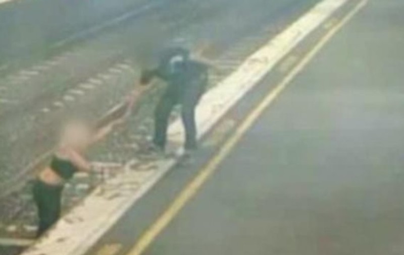 VIDEO | O femeie a fost salvată în ultima clipă, după ce a ajuns pe șinele de metrou. După doar câteva secunde, trenul a ajuns în stație