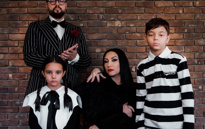 Familia Măruță s-a costumat în Familia Addams de Halloween. Imaginile care au strâns zeci de mii de like-uri