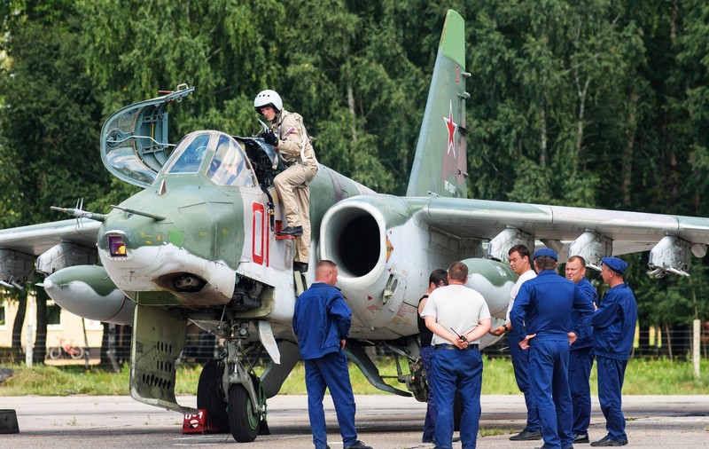 Momentul în care un avion de luptă Su-25 rusesc este doborât de o rachetă ucraineană și explodează