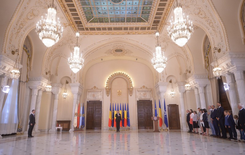 Jurnaliştii de la Cotroceni, puşi să semneze un chestionar legat de coronavirus. Sunt întrebaţi dacă au călătorit în străinătate şi dacă au simptome respiratorii