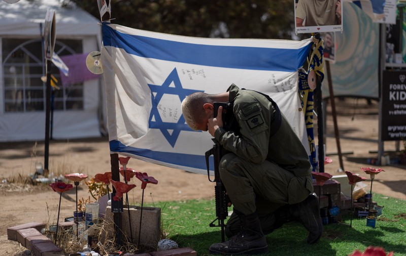 Benjamin Netanyahu a promis încă o dată că va învinge Hamas şi va aduce ostaticii înapoi, în timp ce sute de mii de palestinieni fug din Rafah