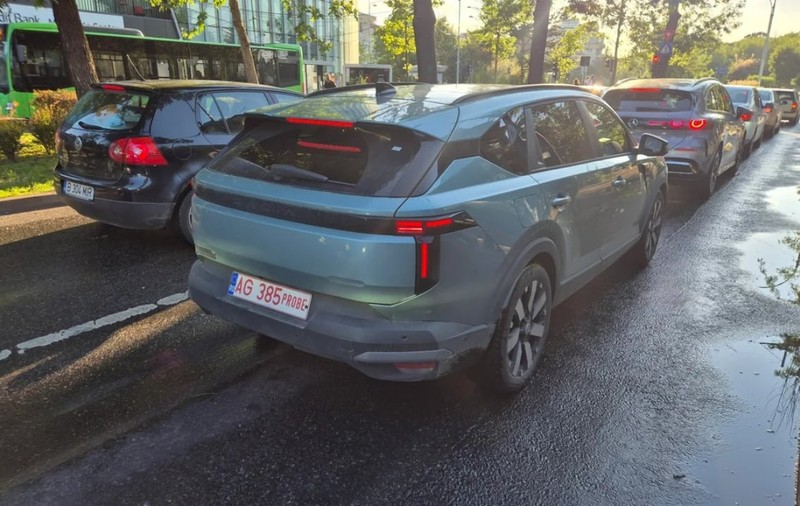 Primele imagini cu Dacia Striker pe șoselele din România. Noul model stârnește deja controverse