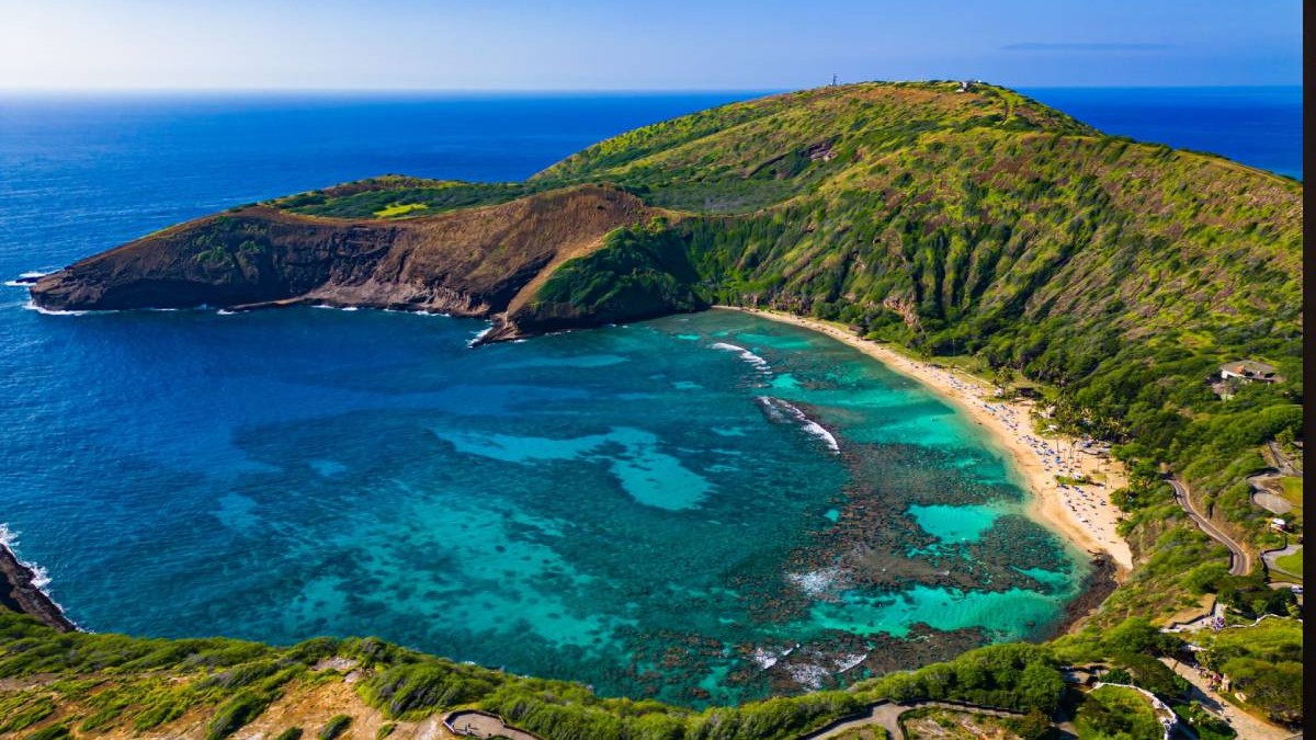 Panorama deasupra Hawaii, insula cu vegetație este înconjurată de apa albastră a mării.