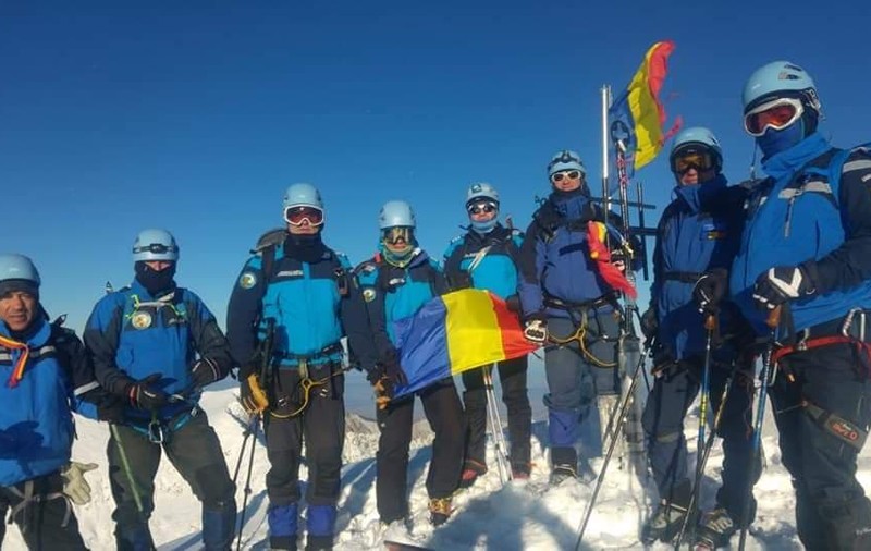 FOTO/ Jandarmii montani au arborat steagul României pe Vârful Moldoveanu
