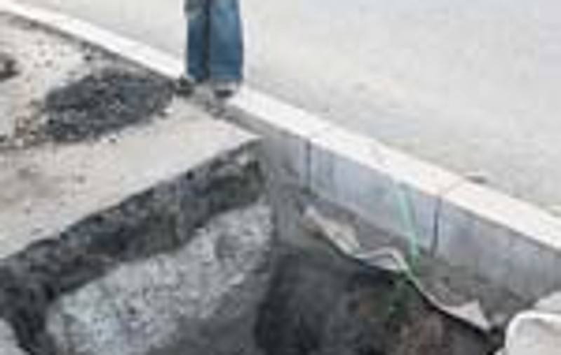 Inghitita de 'craterul' de pe trotuar