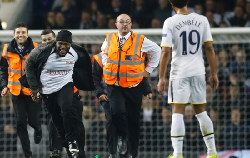 Fanii care au intrat pe teren la meciul Tottenham-Partizan, interzişi 3 ani de pe stadion!