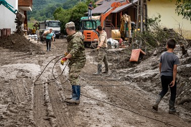 În centrul comunei lovite a doua oară de viitură, soldații lucrează cot la cot cu localnicii