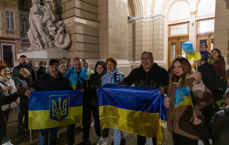 CORESPONDENȚĂ DIN ODESA. Refugiați din Herson, petrecere cu șampanie în ziua eliberării orașului lor. „Data viitoare, toată Ucraina va fi liberă!”