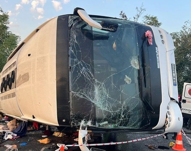 Șase morți și 42 de răniți într-un autocar cu nuntași lovit de o basculantă și răsturnat, pe o autostradă din Turcia