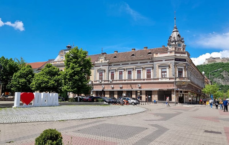 Activitatea Primăriei Deva continuă, după depistarea unui focar COVID în instituție