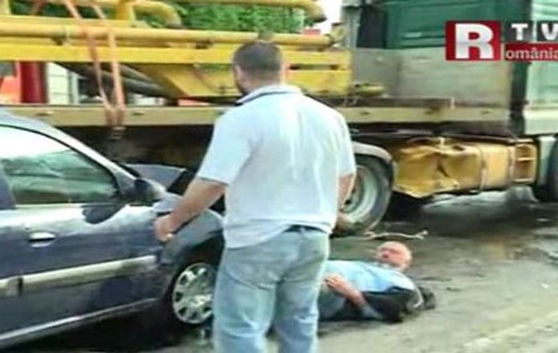 Un şofer RATB a băgat în spital un motociclist